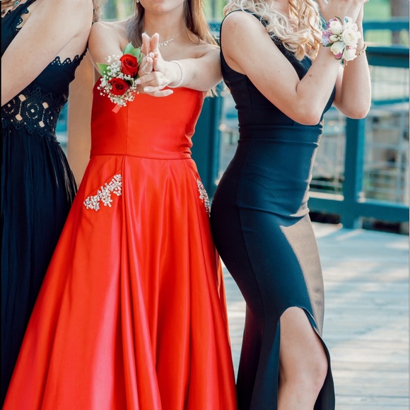 Simple Black Prom dress - Picture 2 of 4